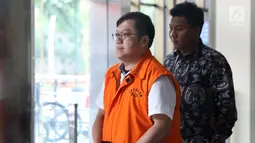 Tersangka dugaan korupsi proyek jalan di Kabupaten Jayapura, David Manibui (kiri) usai pemeriksaan lanjutan di Gedung KPK, Jakarta, Jumat (9/8/2019). Ia diperiksa sebagai tersangka suap pengadaan pekerjaan peningkatan di Jayapura APBD-P Pemprov Papua TA 2015. (Liputan6.com/Helmi Fithriansyah)