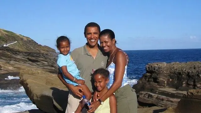 Potret Kompak Barack Obama dan Michelle Pakai Busana Serba Hitam di Momen Perayaan Tahun Baru 2022