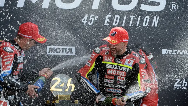 Pembalap Sylvain Guintoli merayakan gelar juara Le Mans 24H 2022 bersama rekan setimnya