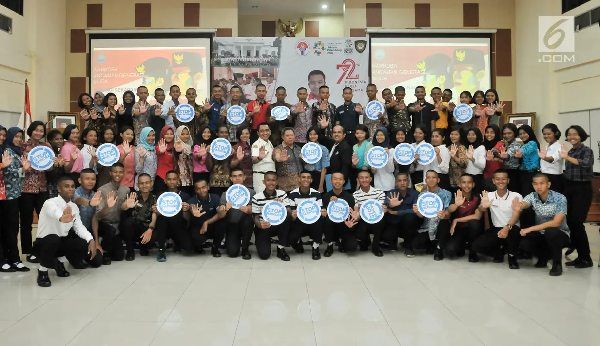 Sejumlah calon Paskibraka menunjukan stiker stop narkoba di PPPON, Cibubur, Jakarta Timur, Selasa (8/8). BNN ajak calon Paskibraka 2017 untuk menjauhi narkoba dan sosialisasikan pencegahan bahaya HIV dan narkotika. (Liputan6.com/Yoppy Renato)