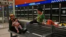 Warga yang mengungsi membawa kasur, bantal, makanan ringan, hingga hewan peliharaan ke dalam area stasiun untuk bertahan selama serangan berlangsung. Tampak dalam foto, orang-orang berlindung di stasiun metro bawah tanah saat sirene serangan udara memperingatkan datangnya rudal Iran di Tel Aviv, Israel, Sabtu, 7 Maret 2026. (AP Photo/Ohad Zwigenberg)