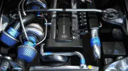 Seluruh petrol head di dunia pasti mengakui bahwa mesin Toyota 2JZ-GTE menjadi salah satu mesin yang legendaris. Mesin ini digunakan di Toyota Supra generasi keempat. Figur tenaga dari mesin 6-silinder segaris berkapasitas 3.000cc turbo ini sangat luar biasa di zamannya. Keluaran tenaga yang dihasilkan mencapai 325 PS dengan torsi 451 Nm dengan teknologi VVT-i. (Source: hotcars.com)