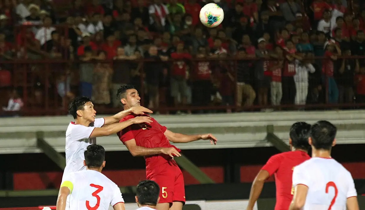 Bek Timnas Indonesia, Otavio Dutra, berusaha menyundul bola saat melawan Vietnam pada laga Kualifikasi Piala Dunia 2022 di Stadion Kapten I Wayan Dipta, Bali, Selasa (15/10). Indonesia kalah 1-3 dari Vietnam. (AFP/Aditya Wany)