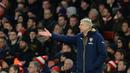 Pelatih Arsenal, Arsene Wenger terlihat memprotes kinerja anak asuhnya saat melawan Swansea City pada lanjutan Liga Inggris pekan ke-28 di Stadion Emirates, London, Kamis (3/3/2016) dini hari WIB. (AFP / Glyn Kirk)