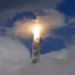 Pesawat ruang angkasa India Chandrayaan-3 meluncur dari Satish Dhawan Space Center di Sriharikota, India, Jumat (14/7/2023). India sukses meluncurkan roket yang membawa pesawat Chandrayaan-3 menuju Bulan dari Sriharikota. (AP Photo/Aijaz Rahi)