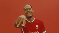 Bek Liverpool mengenakan kostum kandang terbaru Liverpool untuk musim 2020/2021 (Istimewa)