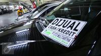 Aktivitas tempat penjualan mobil bekas di kawasan WTC Mangga Dua, Jakarta, Jumat (10/6). Sedangkan harga mobil bekas mengalami penurunan di bulan Ramadan tahun ini. (Liputan6.com/Angga yuniar)