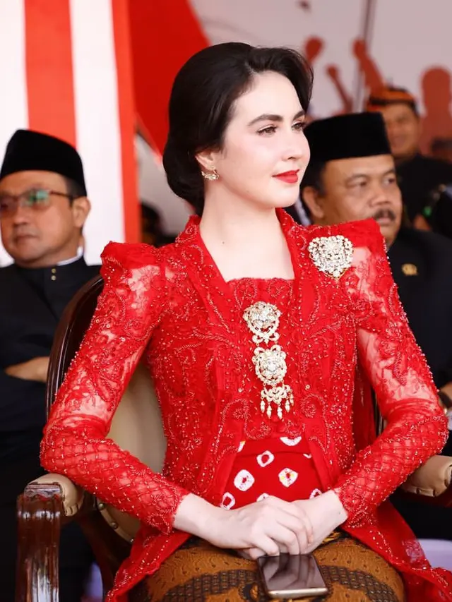 Arumi Bachsin cantik kenakan kebaya. [@arumibachsin_94]