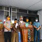 Gubernur Bengkulu Rohidin Mersyah memberikan keterangan Pers terkait pasien Positif Corona Covid-19. (Liputan6.com/Yuliardi Hardjo)