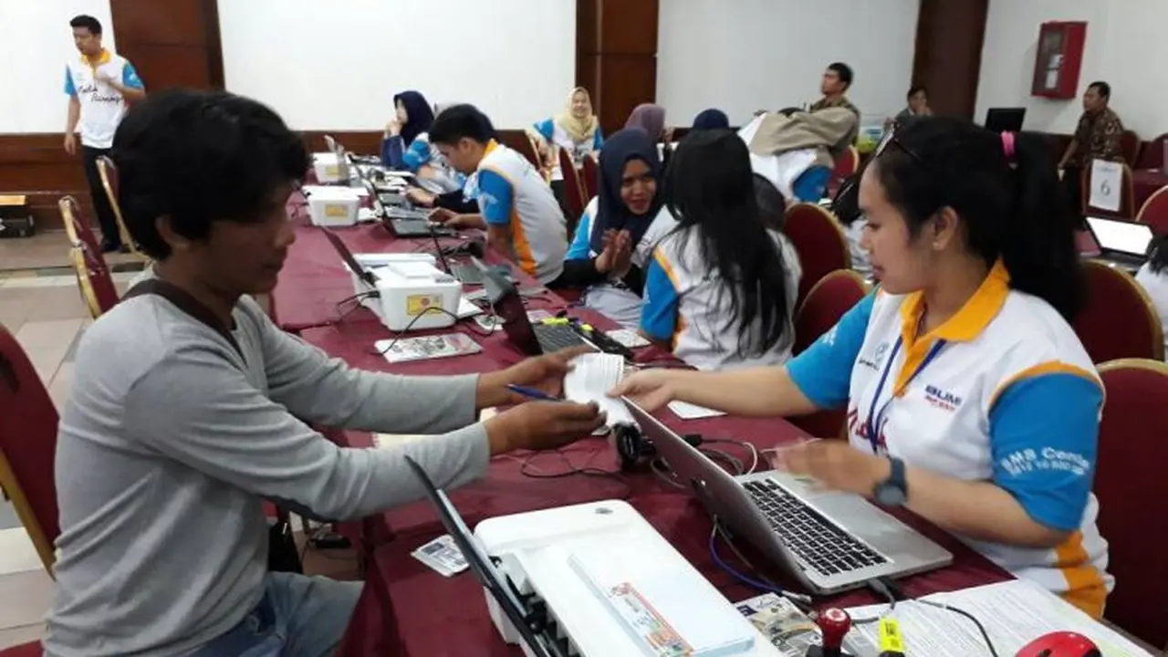 Verifikasi Ulang para peserta pendaftar Mudik Gratis tahun 2017 di Gedung Nyai Ageng Serang Kuningan Jakarta, Selasa (6/6/2016). (Ilyas/Liputan6.com)