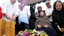 Utami Maryam Siti Aisyah seakan masih tak percaya dengan kepergian sang suami. (Galih W Satria/Bintang.com)