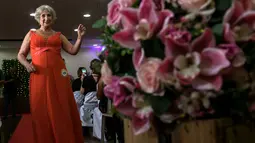 Seorang kontestan berjalan di atas catwalk saat mengikuti kontes kecantikan untuk wanita lansia menjelang Hari Ibu, di Sao Paulo, Brasil (10/5). Acara ini sukses diikuti oleh lebih dari 200 peserta. (AFP/Nelson Almeida)