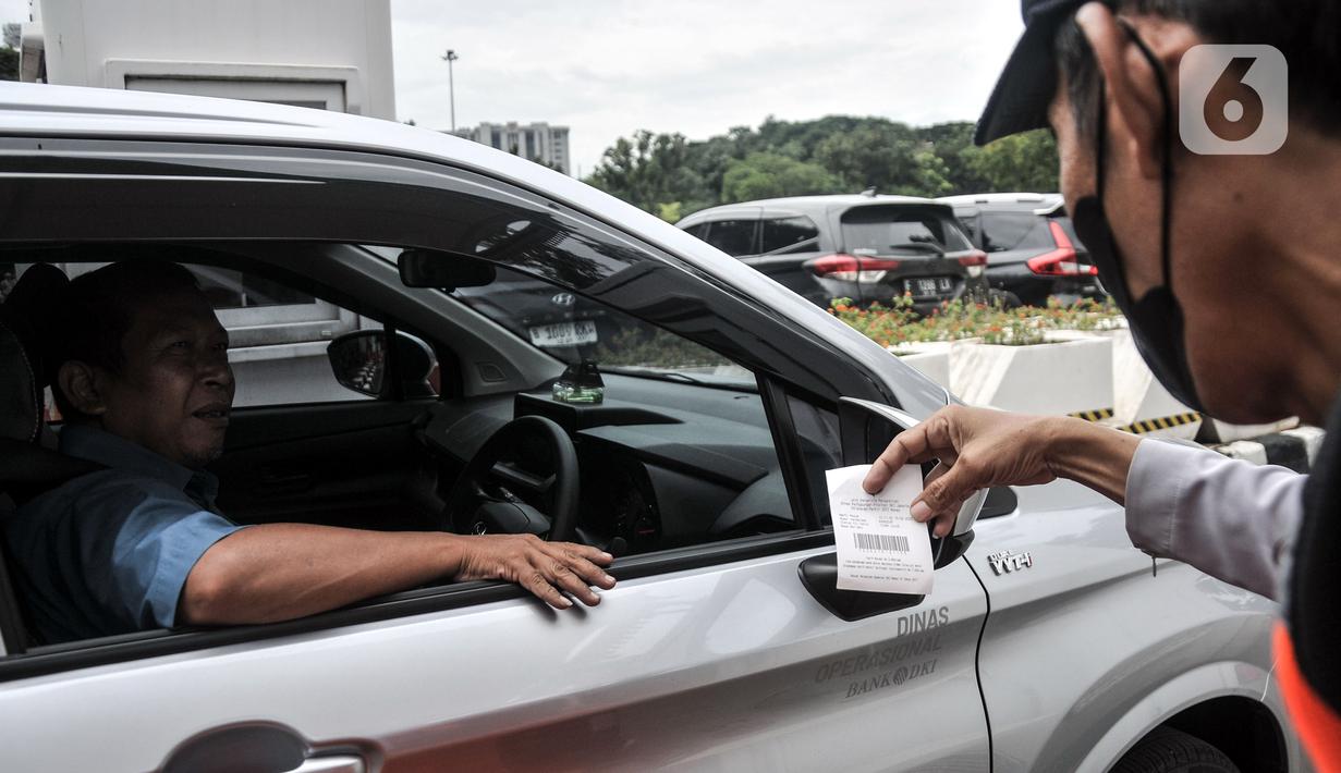 Petugas memeriksa tiket pengendara mobil yang hendak parkir di IRTI Monas, Jakarta, Rabu (15/2/2023). Sebanyak 11 lokasi penerapan tarif disinsentif antara lain Pelataran Parkir IRTI Monas, Lingkungan Parkir Blok M, Pelataran Parkir Samsat Jakarta Barat, Lingkungan Pasar Mayestik, Plaza Interkon, Park and Ride Kalideres, Gedung Parkir Istana Pasar Baru, Gedung Parkir Taman Menteng, Park and Ride Lebak Bulus, Pelataran Parkir Taman Ismail Marzuki, dan Park and Ride Terminal Kampung Rambutan. (merdeka.com/Iqbal S. Nugroho)