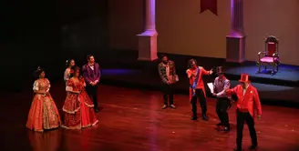 Maraknya problema di negri tercinta ini membuat banyak orang menyampaikan gagasan dan kritiknya lewat berbagai cara. Tak melulu dengan turun ke jalan dan melakukan aksi, lewat berkesenian pun pesan itu akan tersampaikan juga. (Adrian Putra/Bintang.com)