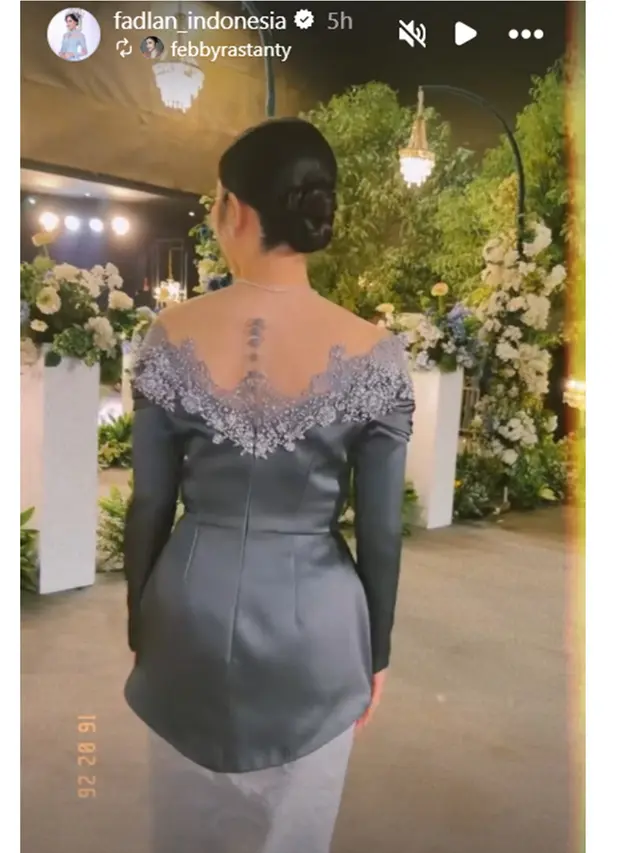 6 Potret Kebaya Febby Rastanty di Resepsi Nikah Sang Adik, Gaya Off-Shoulder Elegan