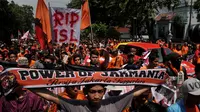 Salah satu suporter Persija membentangkan syal saat melakukan aksi menuju Istana Negara, Jakarta, Selasa (5/5/2015). Jakmania juga memenuhi ruas jalan Medan Merdeka Barat saat akan berunjuk rasa di depan Istana Negara. (Liputan6.com/Johan Tallo)