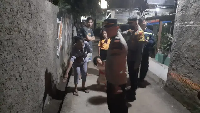 Polisi Buru Pelaku Pembuangan Bayi di Selokan Depok
