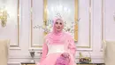Sementara Tasyi memilih dress lebih cerah dengan warna pink yang cenderung lembut. [Instagram.com/tasyiiathasyia]