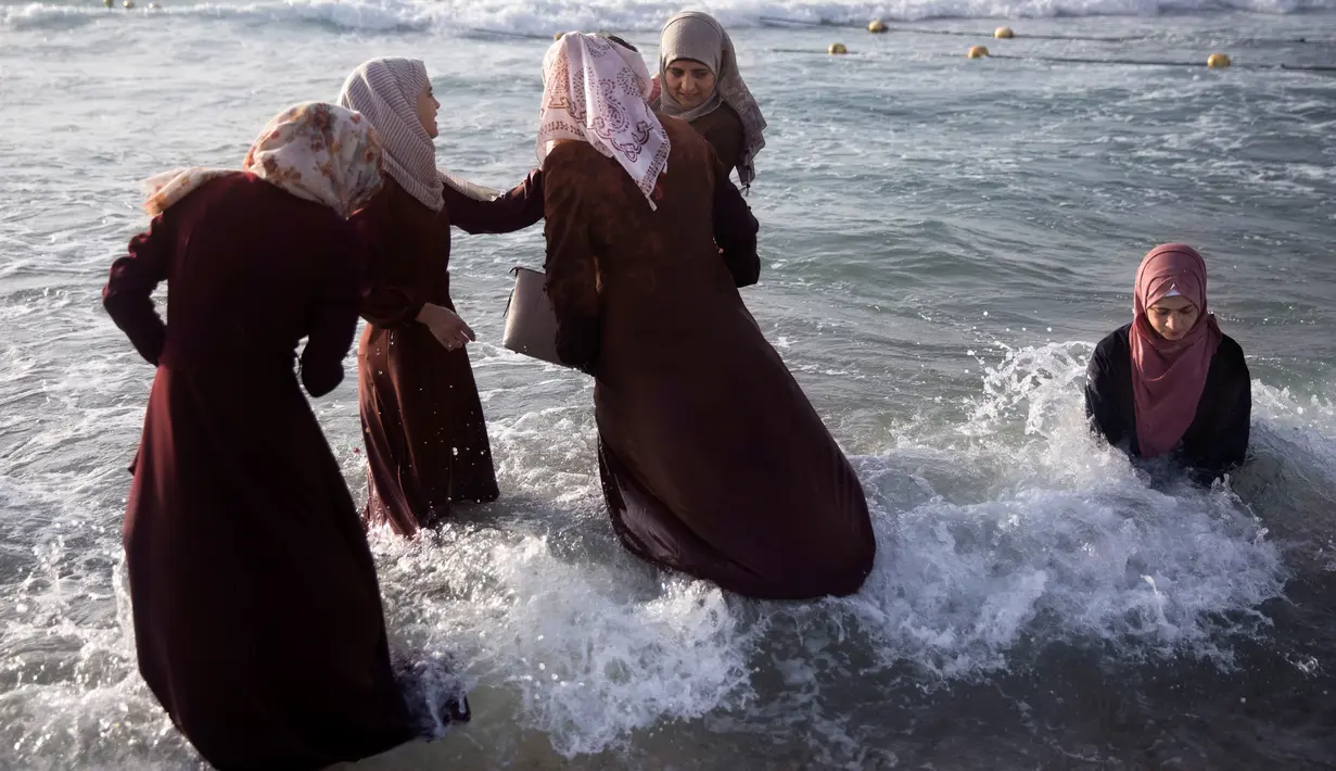 Muslim Palestina menikmati suasana libur Lebaran di pantai Tel Aviv, Israel, 6 Juni 2019. Selama Idul Fitri, warga Palestina mengunjungi pantai di kawasan Tel Aviv untuk menandai berakhirnya ibadah puasa Ramadan. (AP Photo/Oded Balilty)