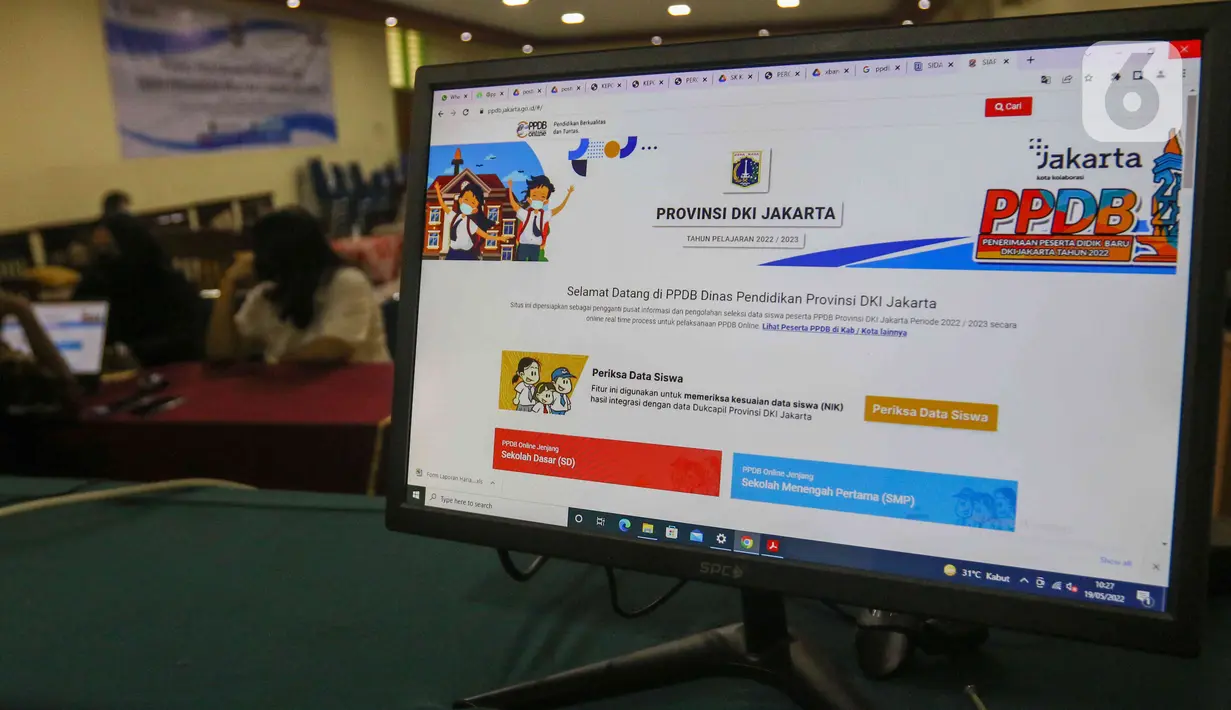 Layar komputer memperlihatkan halaman situs Penerimaan Peserta Didik Baru (PPDB) di Posko Pelayanan PPDB 2022 di SMA Negeri 70, Jakarta, Kamis (19/5/2022). Pemprov DKI Jakarta telah membuka tahapan pra pendaftaran pada proses Penerimaan Peserta Didik Baru (PPDB) 2022 dari jenjang Sekolah Dasar (SD) hingga Sekolah Menengah Atas (SMA). (Liputan6.com/Herman Zakharia)
