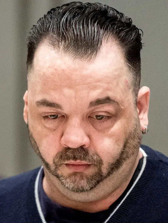 Niels Hoegel, mantan perawat yang telah membunuh 85 pasiennya, tiba di pengadilan untuk menjalani sidang pembacaan vonis di Oldenburg, Jerman, Kamis (6/6/2019). Pasien yang dibunuh oleh Niels Hoegel dipilih secara acak dengan suntikan mematikan antara 2000-2005. (Hauke-Christian Dittrich /POOL/AFP)