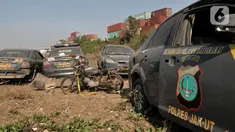 Kendaraan dinas kepolisian berada di pesisir Marunda, Jakarta, Selasa (22/10/2019). Puluhan kendaraan bermotor yang terdiri dari mobil, bus, dan sepeda motor milik Polres Jakarta Utara itu sengaja ditempatkan di pesisir karena sudah rusak dan tidak lagi dapat digunakan. (merdeka.com/Iqbal Nugroho)
