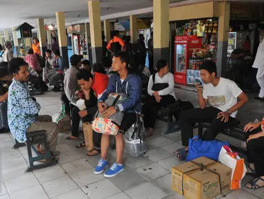 Sejumlah pemudik tampak memadati terminal pulogadung, Jakarta, Jumat (10/7/15). Pada H -7, terminal Polugadung tercatat memberangkatkan sebanyak 521 penumpang dan bus yang diberangkatkan sekitar 118 bus. (Liputan6.com/Herman Zakharia)