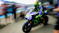 Pebalap Movistar Yamaha, Valentino Rossi, merebut pole position setelah menjadi yang tercepat pada sesi kualifikasi MotoGP Jerez di Sirkuit Jerez, Spanyol, Sabtu (23/4/2016). (AFP/Cristina Quicler)