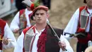 Seorang pria dalam balutan kostum tradisional berpawai saat turnamen lancing Sinjska Alka di Sinj, Kroasia, pada 9 Agustus 2020. Kompetisi berkuda tersebut dimasukkan dalam Daftar Warisan Budaya Takbenda UNESCO pada 2010. (Xinhua/Pixsell/Ivo Cagalj)