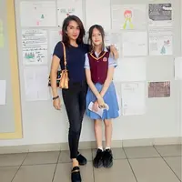 Ussy unggah foto bareng Elea yang segera naik kelas ke SMP, dipuji cantik dan mirip kakak adik. (Instagram @ussypratama)