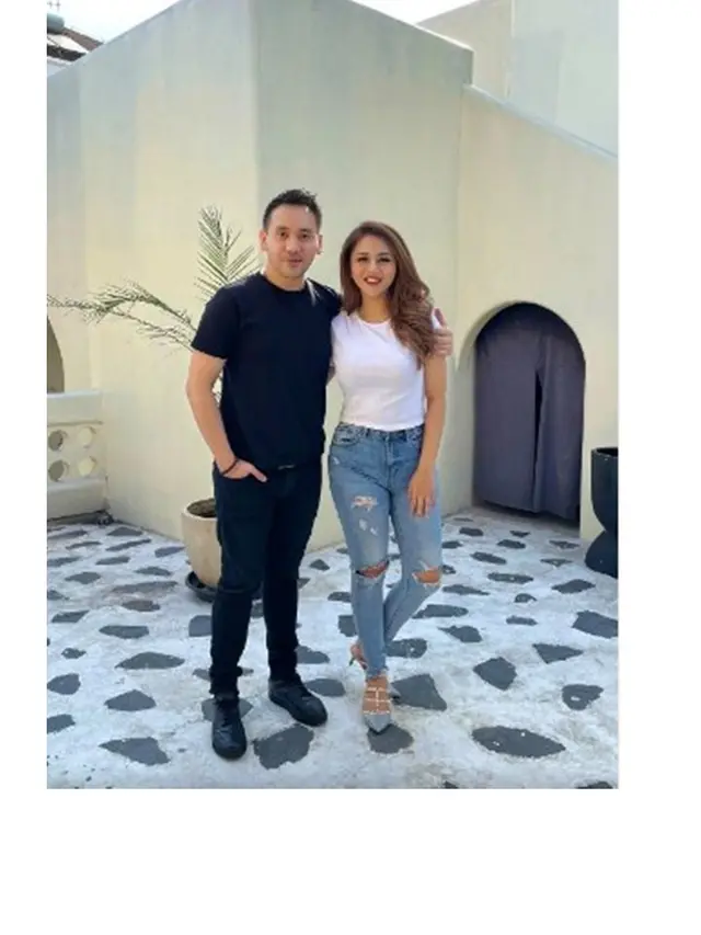 7 Potret Mesra Jenita Janet dan Danu Sofwan, Nikmati Liburan di Labuan Bajo