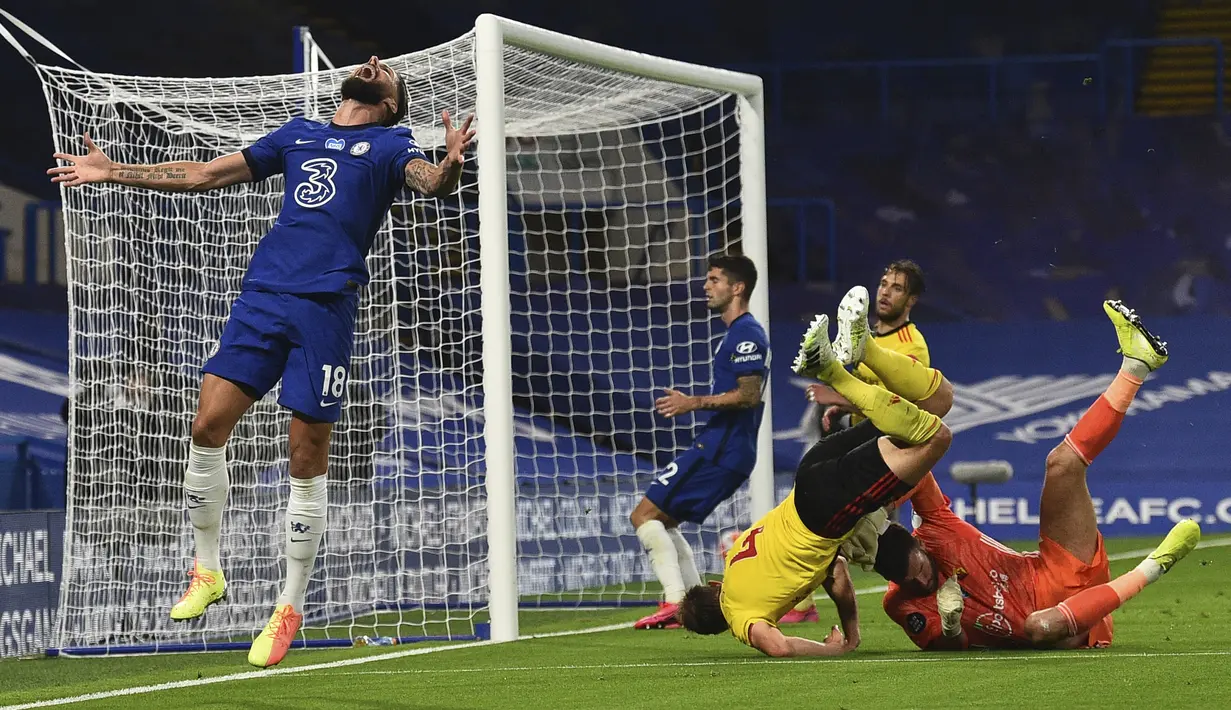Reaksi pemain Chelsea Olivier Giroud (kiri) saat gagal mencetak gol ke gawang Watford pada pertandingan Premier League di Stadion Stamford Bridge, London, Inggris, Sabtu (4/7/2020). Chelsea menang 3-0 dan kembali menggeser Manchester United dari posisi empat klasemen. (Glynn Kirk/Pool via AP)