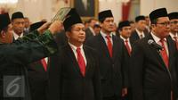 Ketua serta Wakil Komite Ekonomi dan Industri Nasional (KEIN) Soetrisno Bachir  dan Arif Budimanta diambil sumpahnya saat pelantikan kepengurusan KEIN di Istana Negara, Jakarta, Rabu (20/1). (Liputan6.com/Faizal Fanani)