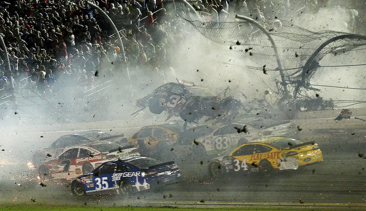 Tabrakan yang terjadi di NASCAR Sprint Cup Series, Amerika serikat, Senin (6/7/2015). Mobil Austin Dillon (no.3) mengalami kerusakan yang sangat parah usai terpental mengenai pagar pembatas. (Reuters/Reinhold Matay)