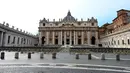 Pandangan umum Lapangan Santo Petrus dan basilika utamanya yang tertutup bagi wisatawan di Vatikan, Selasa (10/3/2020). Vatikan menutup lapangan Santo Petrus dan Basilika Santo Petrus bagi kunjungan wisatawan sampai 3 April untuk menghentikan penyebaran virus corona. (Tiziana FABI/AFP)