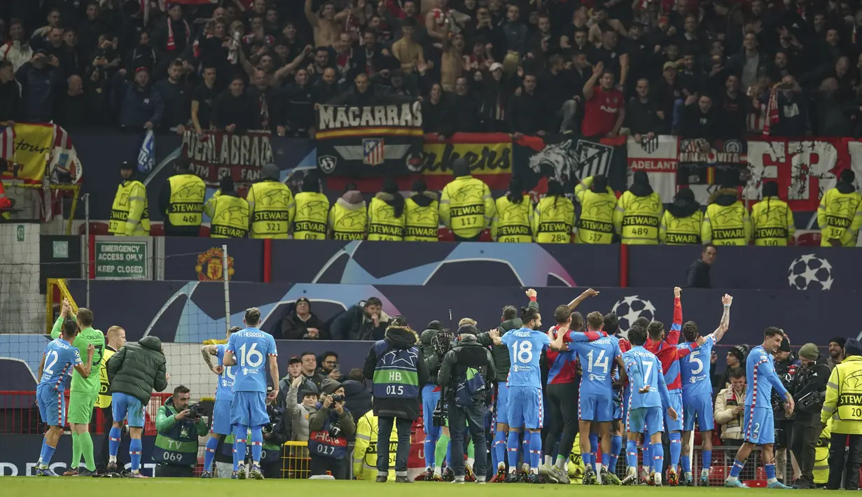 Manchester United terpleset saat meladeni Atletico Madrid dalam duel leg kedua babak 16 besar Liga Champions 2021/22, Old Trafford. Kali ini, Atletico berhasil mencuri kemenangan dengan skor 1-0 dan memastikan diri melaju ke perempat final. (AP/Dave Thompson)