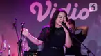 Penampilan penyanyi Bernadya saat acara Vidio Penasaran 2025 di The Dome Senayan Park, Jakarta, Kamis (6/2/2025). (Liputan6.com/Herman Zakharia)