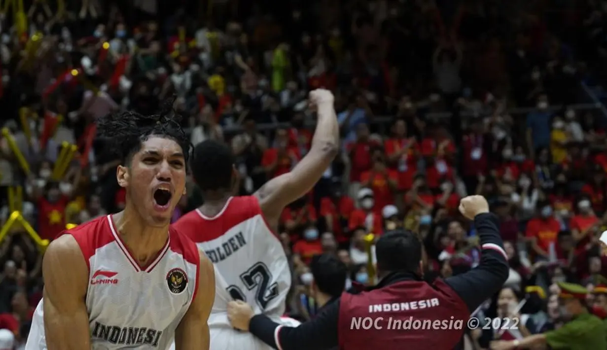 Para pemain Tim Basket Putra Indonesia berselebrasi usai mengalahkan Filipina pada SEA Games 2021 Vietnam di Thanh Tri Sport Information and Culutural Center Gymnasium, Minggu (22/5/2022). Tim basket putra Indonesia mencetak sejarah dengan menumbangkan Filipina dan merebut emas SEA Games pertama sejak 1977. (NOC Indonesia/MP Media/Iqbal Fauzi)