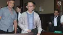 Mantan Kepala BPPN, Syafruddin Arsyad Temenggung (tengah) usai menjalani sidang pembacaan dakwaan di Pengadilan Tipikor Jakarta, Senin (14/5). Syafruddin merupakan tersangka kasus penerbitan SKL dalam BLBI kepada BDNI. (Liputan6.com/Helmi Fithriansyah)