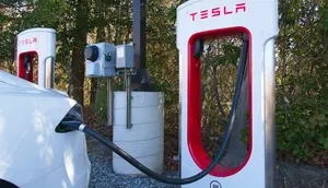 Saham Tesla Anjlok 6% Jelang Akhir Pekan, Ini Pemicunya
