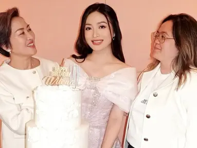 Bersama ibu dan kakaknya, Natasha Wilona mengungkapkan rasa syukur atas kehadiran orang-orang terbaik dalam hidupnya. “Terima kasih Tuhan untuk orang-orang terbaik yang Kau hadirkan dalam hidupku. Sangat bersyukur,” tulisnya. (Liputan6.com/IG/@natashawilona12)