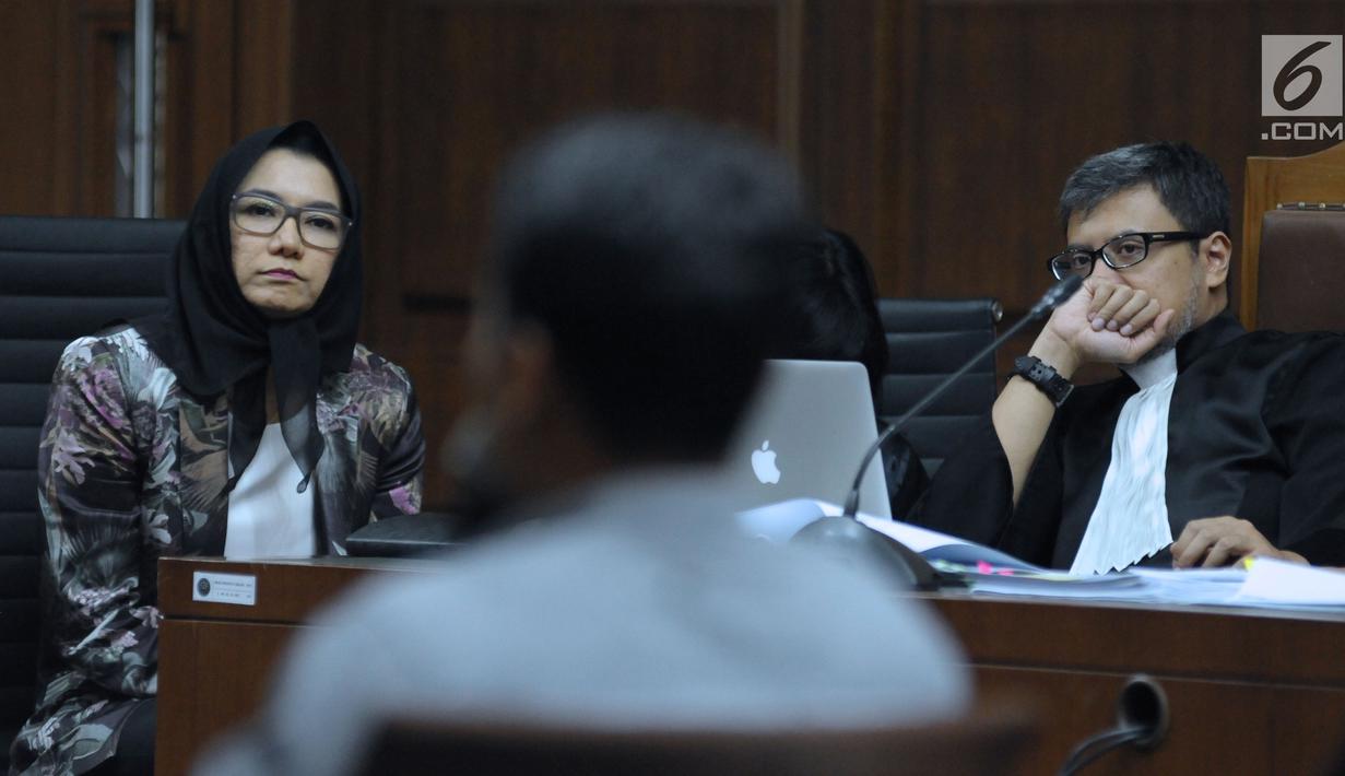 Terdakwa gratifikasi dan suap pemberian izin lokasi perkebunan kelapa sawit, Rita Widyasari (kiri) menyimak keterangan saksi pada sidang di Pengadilan Tipikor, Jakarta, Selasa (3/4). Sidang mendengar keterangan saksi. (Liputan6.com/Helmi Fithriansyah)