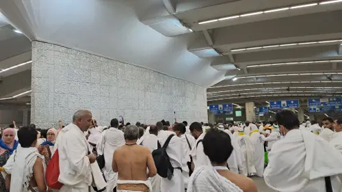 Suasana jemaah haji melakukan lempar jumrah aqabah di Jamarat. (Liputan6.com/Nafiysul Qodar)