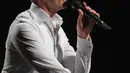 Hugh Jackman saat tampil dalam tournya. Selain aktif beradu peran, Hugh juga memiliki suara yang indah. (Instagram/@thehughjackman)