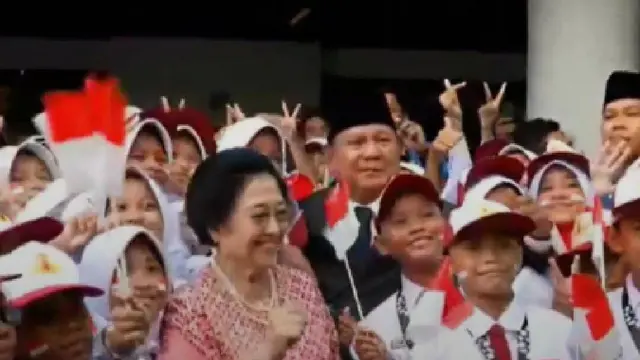 Hangatnya Prabowo-Megawati Gandengan, Semringah Foto Bareng Siswa SD di Hari Pancasila