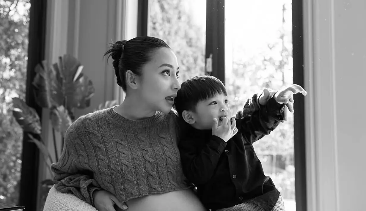 Terlihat nyaman, Nikita Willy pamer baby bump dengan cropped knitted sweater sembari memangku Issa [@nikitawillyofficial94]