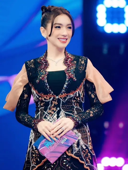 Penampilan Angel Karamoy sukses jadi pusat perhatian saat jadi pembaca nominasi penghargaan musik [@therealangelkaramoy]