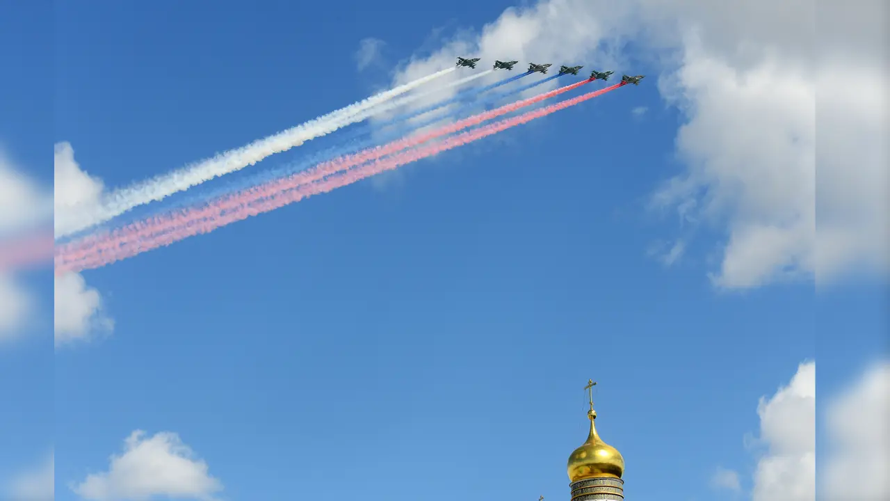 Pesawat Canggih Rusia Hiasi Langit Jelang Parade Militer Victory Day-AFP-20170504