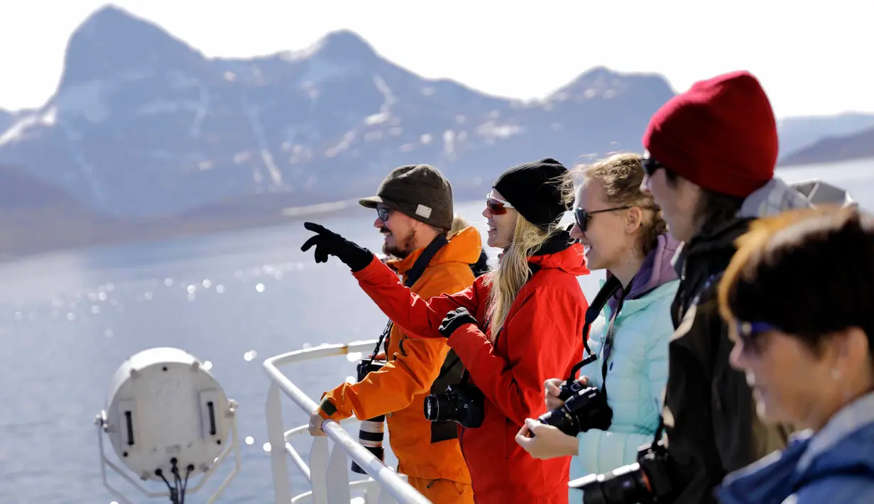 Tiina Jaaskelainen (kedua kiri) bersama peneliti lainnya melihat pemandangan dari atas kapal pemecah es Finlandia MSV Nordica saat tiba di Nuuk, Greenland (29/7). Mereka berhasil mengarungi laut selama 24 hari. (AP Photo/David Goldman)