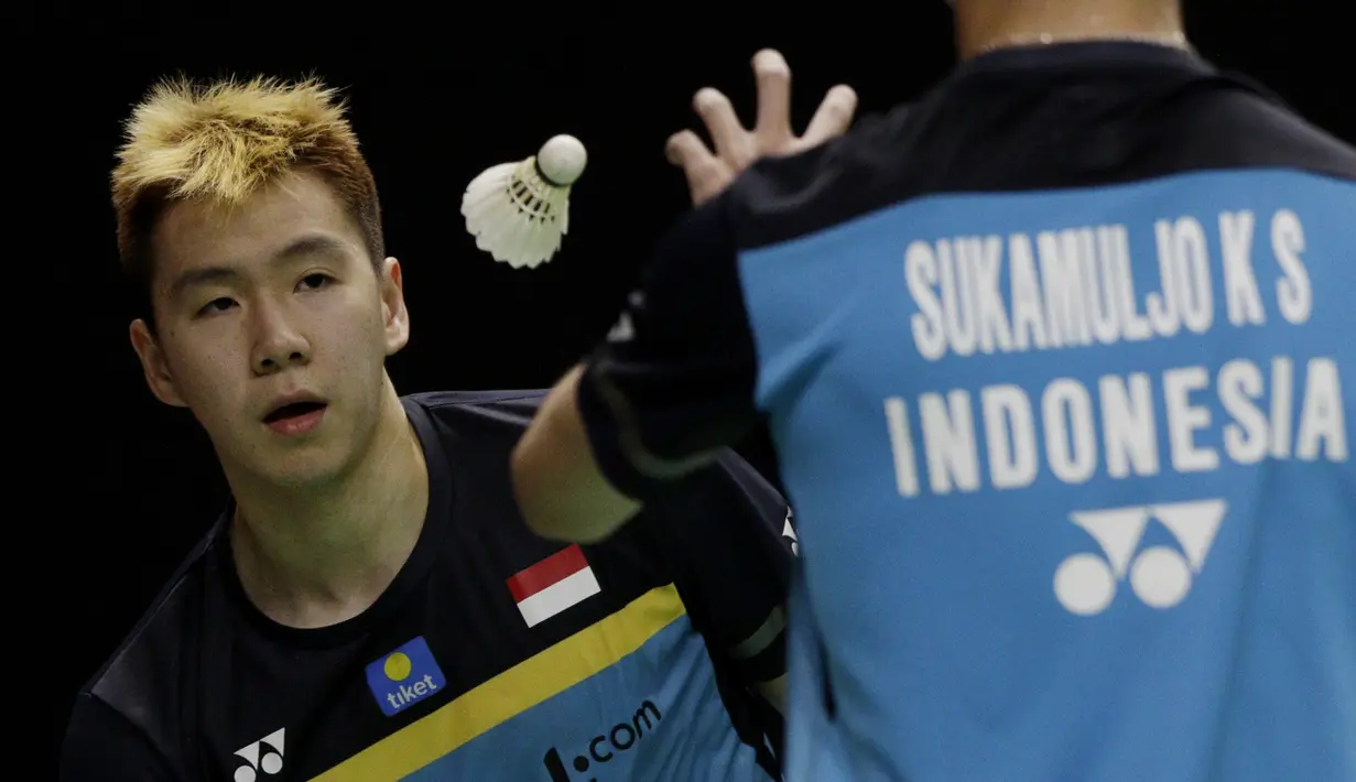 Ganda putra Indonesia, Marcus Gideon, mengamati kok saat melawan ganda Jerman pada Indonesia Masters 2019 di Istora Senayan, Jakarta, Rabu (23/1). Kevin / Marcus lolos ke 16 besar. (Bola.com/M. Iqbal Ichsan)